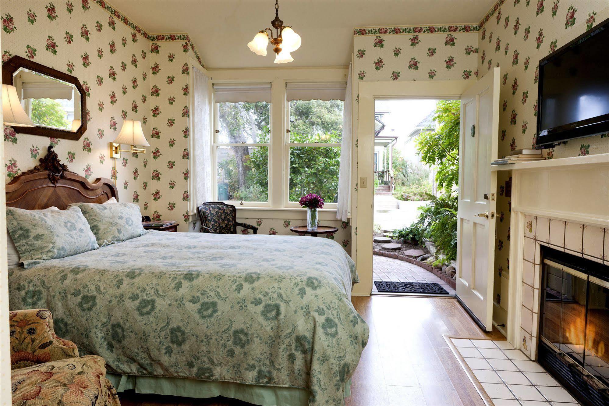 Gosby House Inn, A Four Sisters Inn Пасифик Гров Экстерьер фото